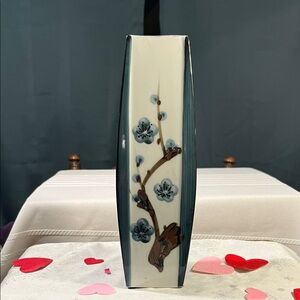 Elegant Floral Ceramic Vase - White and Blue